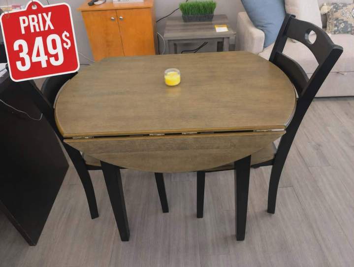 Ensemble de table à rabats en bois brun et des chaises noires assorties Shawinigan